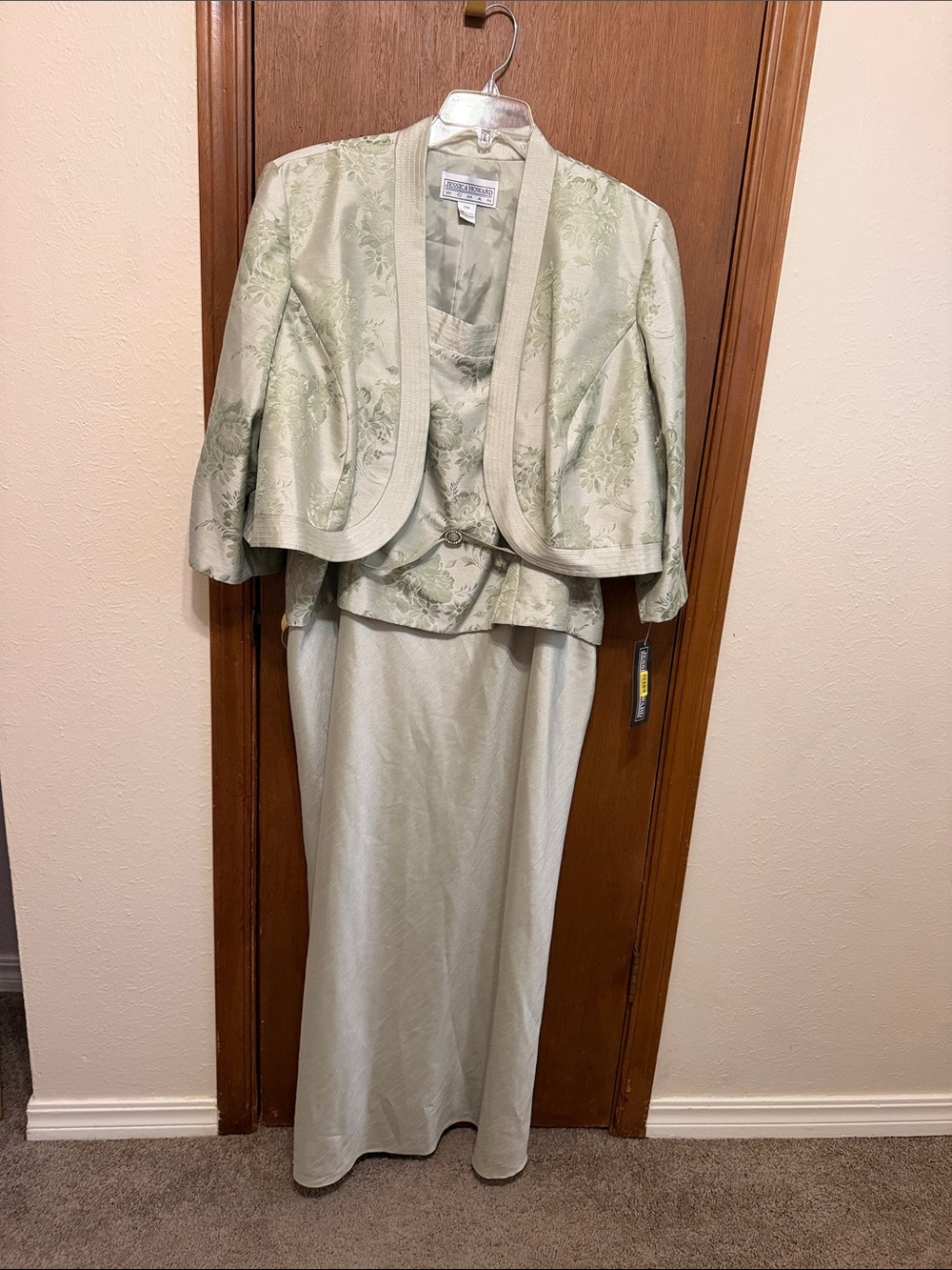 Elegant Pale Green  2 Piece Dress Suit Sz 24 W